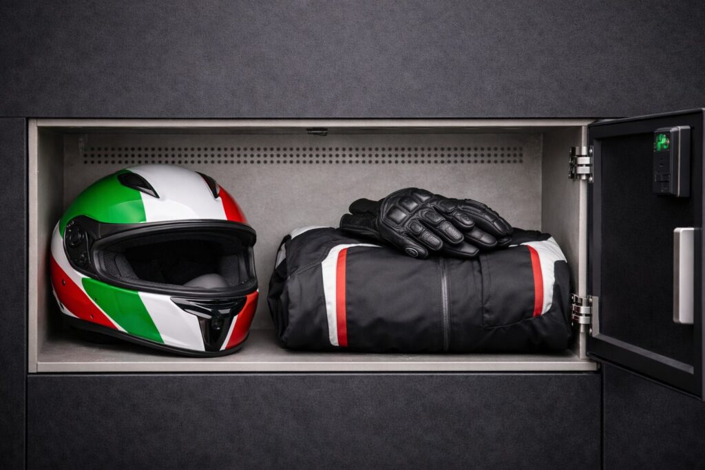 casque et blouson dans casier